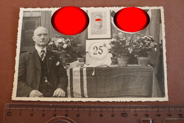 altes Foto - Portrait eines Herrn - 25 jähriges Jubiläum - Hakenkreuzfahnen - Portrait Adolf Hitler